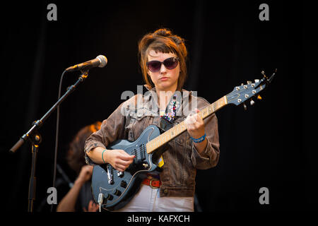 Il cantante, cantautore e musicista americano Angel Olsen suona un concerto dal vivo al festival di musica norvegese Øyafestivalen 2014. Norvegia, 09/08 2014. Foto Stock