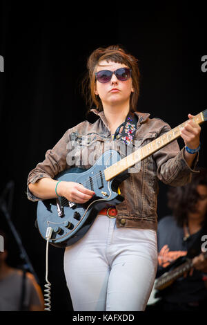 Il cantante, cantautore e musicista americano Angel Olsen suona un concerto dal vivo al festival di musica norvegese Øyafestivalen 2014. Norvegia, 09/08 2014. Foto Stock