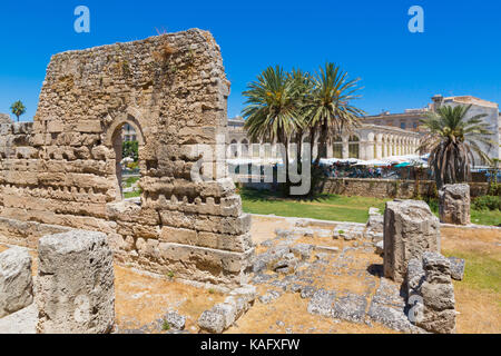 Siracusa (Sicilia, Italia) - Vista del largo xxv luglio nell'antica isola di Ortigia, le rovine del tempio di Apollo Foto Stock