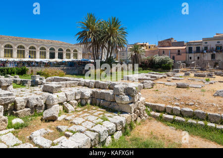 Siracusa (Sicilia, Italia) - Vista del largo xxv luglio nell'antica isola di Ortigia, le rovine del tempio di Apollo Foto Stock