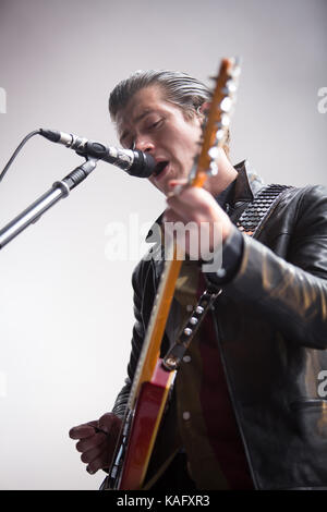 L'inglese rock band Arctic Monkeys esegue un concerto dal vivo all'Orange stadio a Roskilde Festival 2014. Qui frontman, cantante e chitarrista Alex Turner è raffigurato dal vivo sul palco. Danimarca 05/07 2014. Foto Stock