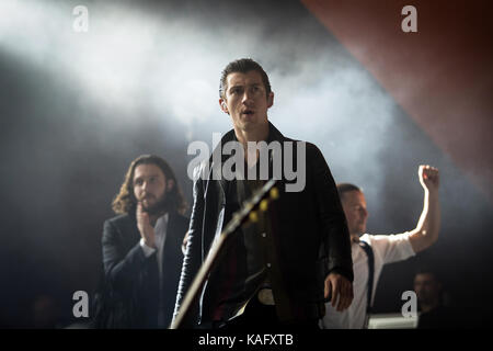 L'inglese rock band Arctic Monkeys esegue un concerto dal vivo all'Orange stadio a Roskilde Festival 2014. Qui frontman, cantante e chitarrista Alex Turner è raffigurato dal vivo sul palco. Danimarca 05/07 2014. Foto Stock