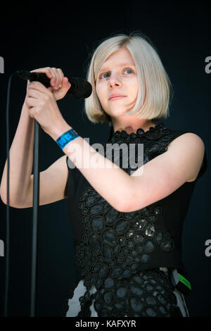 Il giovane e talentuoso cantante, musicista e cantautore norvegese AURORA esegue un concerto dal vivo al festival musicale norvegese Bergen 2015. Norvegia, 13/06 2015. Foto Stock