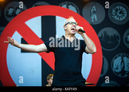 La band punk rock americana Bad Religion si esibisce in un concerto dal vivo al festival musicale norvegese Øyafestivalen 2015. Qui il cantante e cantautore è raffigurato Greg Graffin dal vivo sul palco. Norvegia, 13/08 2015. Foto Stock