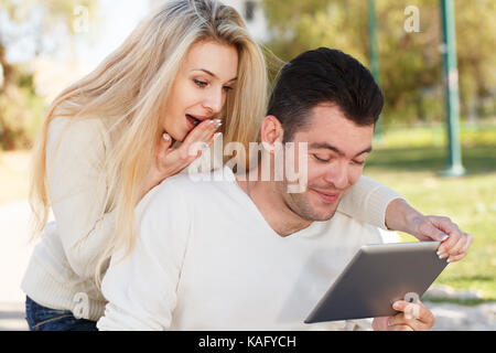 Disabilitato l uomo e la sua fidanzata con tavoletta digitale Foto Stock