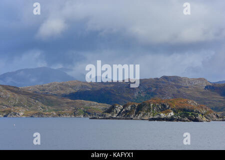 Guardando lungo il loch ailort glenuig al suono del moidart arisaig un861 Fort William highlands scozzesi Foto Stock