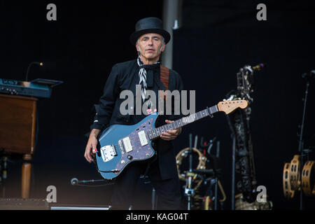 Il cantante americana, compositore e musicista Bruce Springsteen esegue un concerto dal vivo con la sua band la e street band al frognerparken di Oslo. Qui il chitarrista nils lofgren è visto dal vivo sul palco. Norvegia, 28/07 2016. Foto Stock