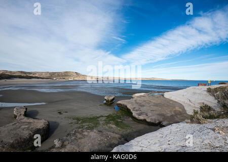 Affacciato sulla baia di Puerto piramides dove il whale watching barche dal lancio per avvistare le balene australi, penisola di Valdes, Patagonia, argentin Foto Stock