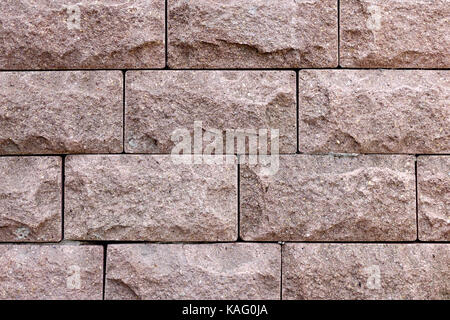 Mattoni a vista sporca di colore rosa vicino. ragged tessitura della pietra. Foto Stock