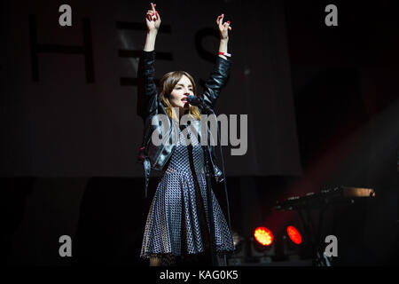 La Scottish elettro- e banda synthpop CHVRCHES (stilizzati come CHVRCHΞS) esegue un concerto dal vivo presso il norvegese music festival Øyafestivalen 2016 a Oslo. Qui il cantante Lauren Mayberry è visto dal vivo sul palco. Norvegia, 12/08 2016. Foto Stock