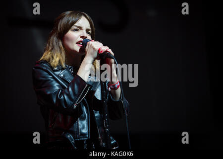 La Scottish elettro- e banda synthpop CHVRCHES (stilizzati come CHVRCHΞS) esegue un concerto dal vivo presso il norvegese music festival Øyafestivalen 2016 a Oslo. Qui il cantante Lauren Mayberry è visto dal vivo sul palco. Norvegia, 12/08 2016. Foto Stock