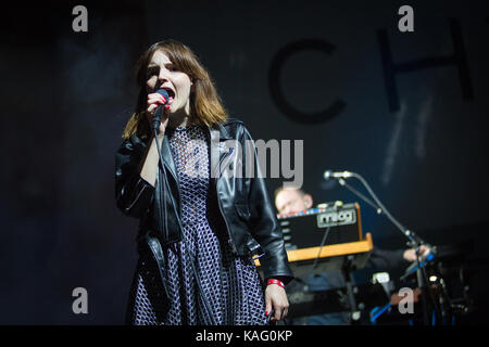 La Scottish elettro- e banda synthpop CHVRCHES (stilizzati come CHVRCHΞS) esegue un concerto dal vivo presso il norvegese music festival Øyafestivalen 2016 a Oslo. Qui il cantante Lauren Mayberry è visto dal vivo sul palco. Norvegia, 12/08 2016. Foto Stock