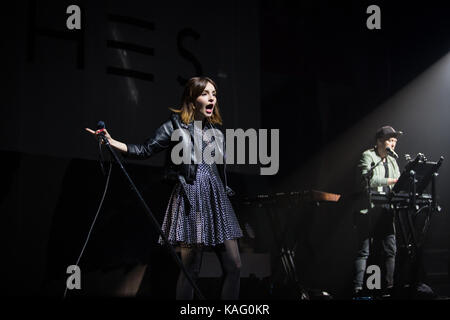 La Scottish elettro- e banda synthpop CHVRCHES (stilizzati come CHVRCHΞS) esegue un concerto dal vivo presso il norvegese music festival Øyafestivalen 2016 a Oslo. Qui il cantante Lauren Mayberry è visto dal vivo sul palco. Norvegia, 12/08 2016. Foto Stock