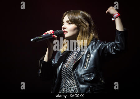 La Scottish elettro- e banda synthpop CHVRCHES (stilizzati come CHVRCHΞS) esegue un concerto dal vivo presso il norvegese music festival Øyafestivalen 2016 a Oslo. Qui il cantante Lauren Mayberry è visto dal vivo sul palco. Norvegia, 12/08 2016. Foto Stock