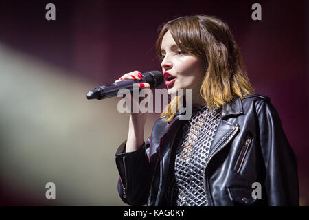 La Scottish elettro- e banda synthpop CHVRCHES (stilizzati come CHVRCHΞS) esegue un concerto dal vivo presso il norvegese music festival Øyafestivalen 2016 a Oslo. Qui il cantante Lauren Mayberry è visto dal vivo sul palco. Norvegia, 12/08 2016. Foto Stock