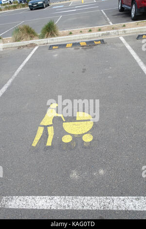 La madre e la PRAM parcheggio bay Foto Stock