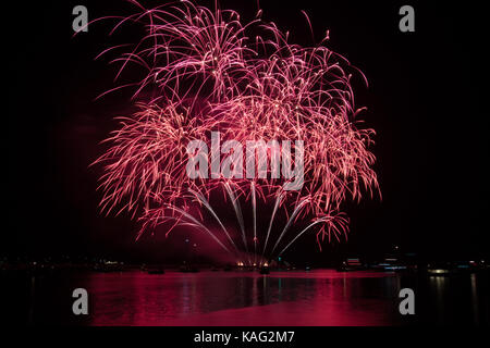 Fuochi d'artificio sopra il porto di Barbican a Plymouth da Queen Anne batteria durante il 2017 British fuochi d' artificio campionati con il display da Smart Pyr Foto Stock