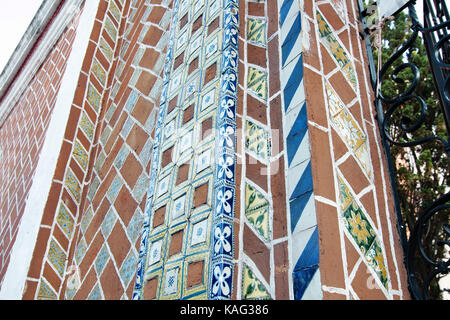 Puebla City, Puebla, Messico - 2016: Dettagli decorazione Talavera alla chiesa Templo de Nuestra Señora del Carmen. Foto Stock