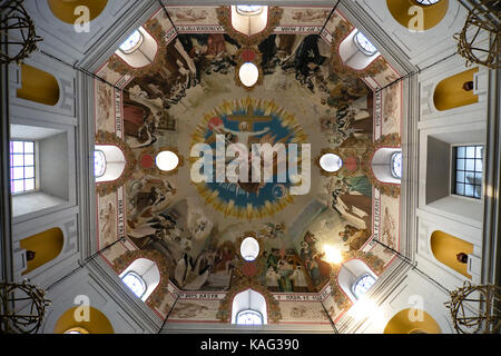 Puebla City, Puebla, Messico - 2016: Un murale all'interno della chiesa del Templo de Nuestra Señora del Carmen. Foto Stock