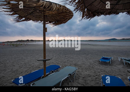 Elafonisi beach con palm ubmrellas in condizioni di cattivo tempo Foto Stock