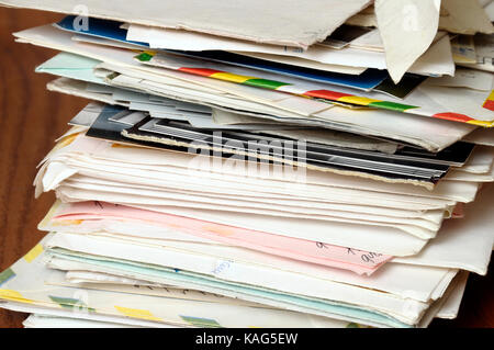 Pila di vecchie lettere, stack di vintage mail e buste Foto Stock