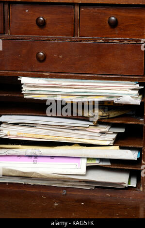 Pila di vecchie lettere, stack di vintage mail e buste in mobili in legno Foto Stock