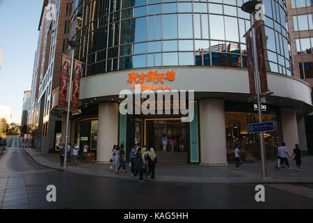 Pechino, Cina - Sep 17, 2017 : persone davanti a un lussuoso centro commerciale per lo shopping di Wangfujing street Foto Stock