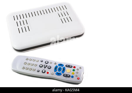 Telecomando e ricevitore bianco per internet tv (set top box) su sfondo bianco vista superiore Foto Stock