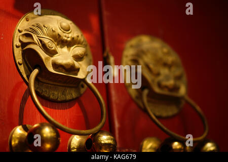 Bronzo cinese porta lion respingente a Pechino Foto Stock