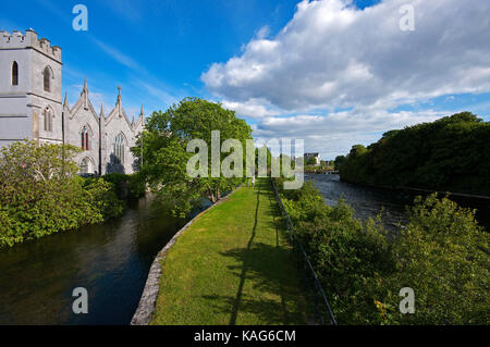 A piedi il percorso di erba tra il fiume Corrib e i frati di fiume (sulla sinistra accanto a Saint Vincent il Convento della misericordia), Galway, nella contea di Galway, Irlanda Foto Stock