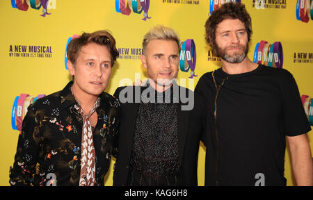 (Sinistra-destra) mark Owen, gary barlow e howard donald di prendere che frequentano la pressa notte del loro musical la banda a Manchester opera house. Foto Stock