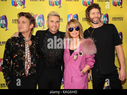 (Sinistra-destra) mark Owen, gary barlow, Lulu e howard donald frequentando il premere notte di prendere che musicali della banda a Manchester opera house. Foto Stock