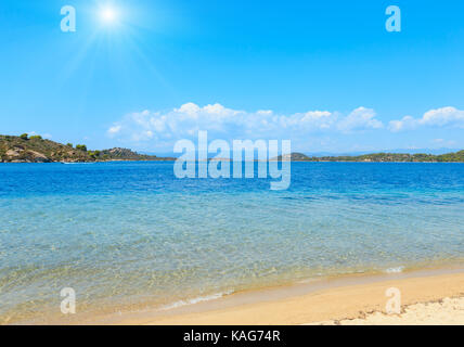 Sunshiny estate mare paesaggio (livari beach, Halkidiki, Sithonia, Grecia). Foto Stock