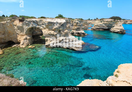 Il pittoresco paesaggio marino con scogliere, arco roccioso e pile (faraglioni), a torre sant Andrea, mare salentino costa, puglia, Italia Foto Stock