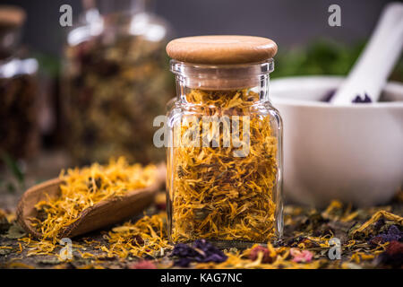 Tè con fiori secchi e frutta in vaso. Foto Stock