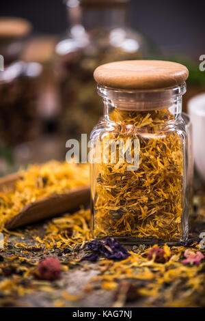 Tè con fiori secchi e frutta in vaso. Foto Stock