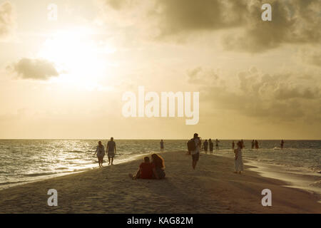 Maldive tramonto sull'Oceano indiano, visto da Kuramathi Island Resort, Maldive, Asia Foto Stock