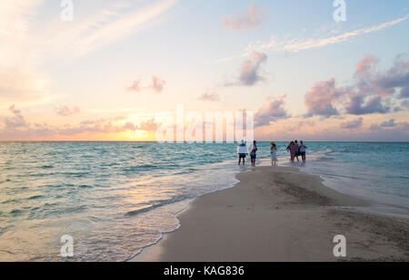 Maldive tramonto sull'Oceano indiano, visto da Kuramathi Island Resort, Maldive, Asia Foto Stock