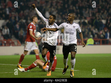 Fulham's neeskens kabano (destra) celebra il suo punteggio squadre terzo obiettivo durante il cielo scommessa partita di campionato al suolo città di Nottingham. Foto Stock