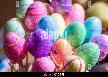 Close up di un colorato pasqua glittery uova in plastica Foto Stock