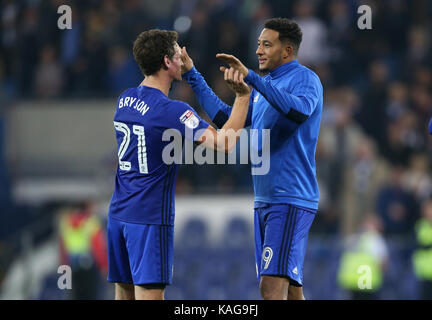 Cardiff city's craig bryson (sinistra) e cardiff city's danny ward (destra) celebrare dopo il fischio finale durante il cielo scommessa partita di campionato al Cardiff City Stadium. Foto Stock