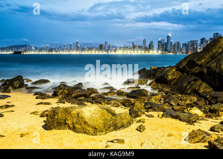 Spiaggia a barra Norte e gli edifici lungo l'Avenida Atlantica sullo sfondo. Balneario Camboriu, Santa Catarina, Brasile. Foto Stock