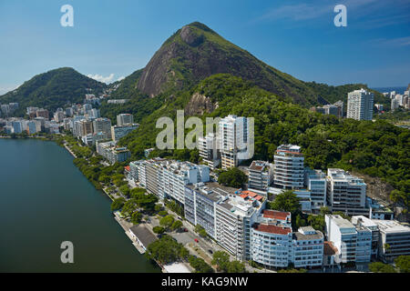 Rodrigo de Freitas Lagoon, e morro dos cabritos (rock hill), Rio de janeiro, Brasile, Sud America - aerial Foto Stock