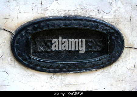Antiquariato slot letterbox su una porta Foto Stock