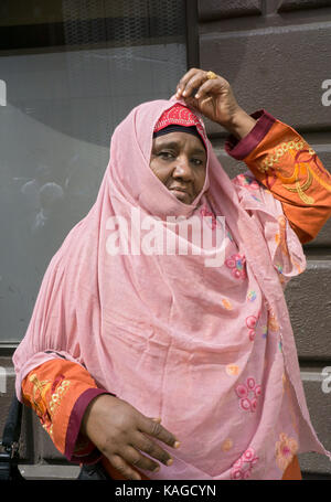 Ritratto di una donna dal Sudan presso il musulmano parata del giorno a Manhattan, New York City. Foto Stock