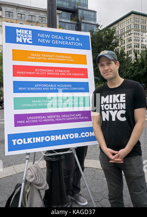 Mike Tolkin, poco noto per il candidato sindaco di New York City, milita in Union Square Park a New York City. Foto Stock