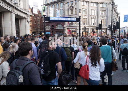 La folla a Oxford Circus stazione della metropolitana Foto Stock