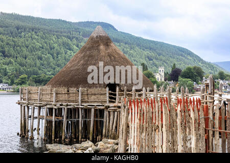 La Scottish Crannog Centre sul Loch Tay vicino a Kenmore, SCOZIA Foto Stock