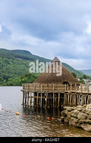 La Scottish Crannog Centre sul Loch Tay vicino a Kenmore, SCOZIA Foto Stock