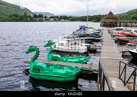 Coppia di verde nessie pedalò o barche a remi Foto Stock